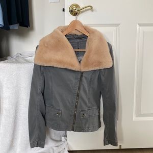 Gorgeous comfy jacket. Gently worn like new. Super soft collar is removable!!